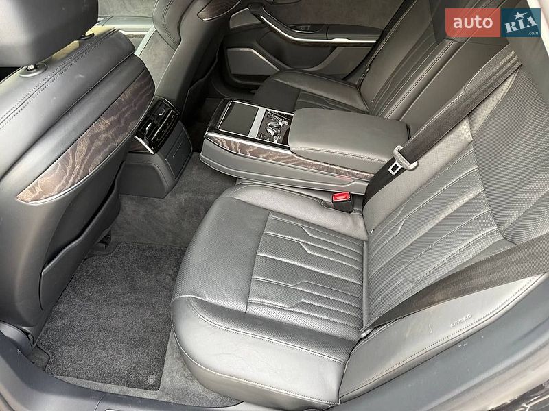 Седан Audi A8 2023 в Киеве