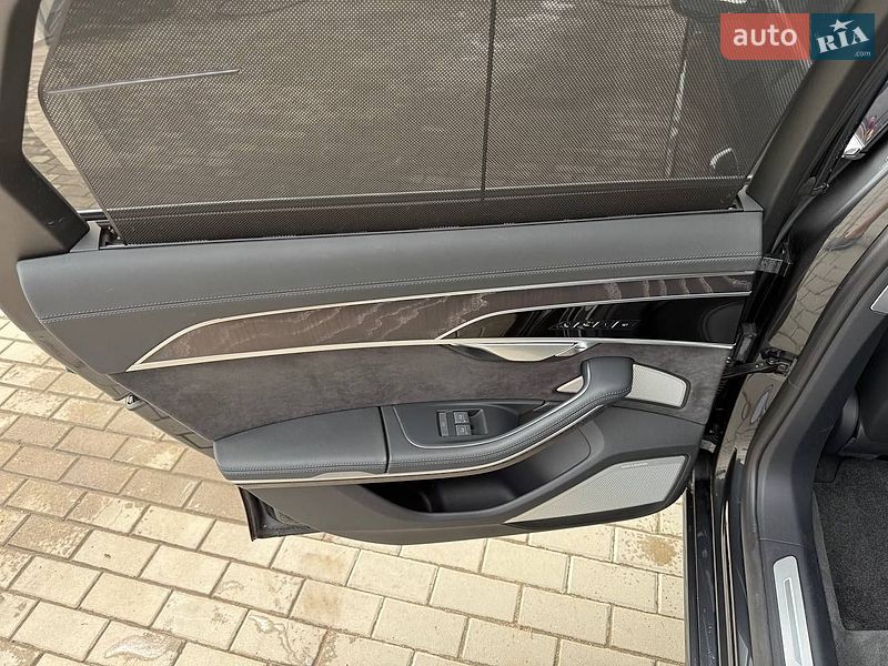 Седан Audi A8 2023 в Києві