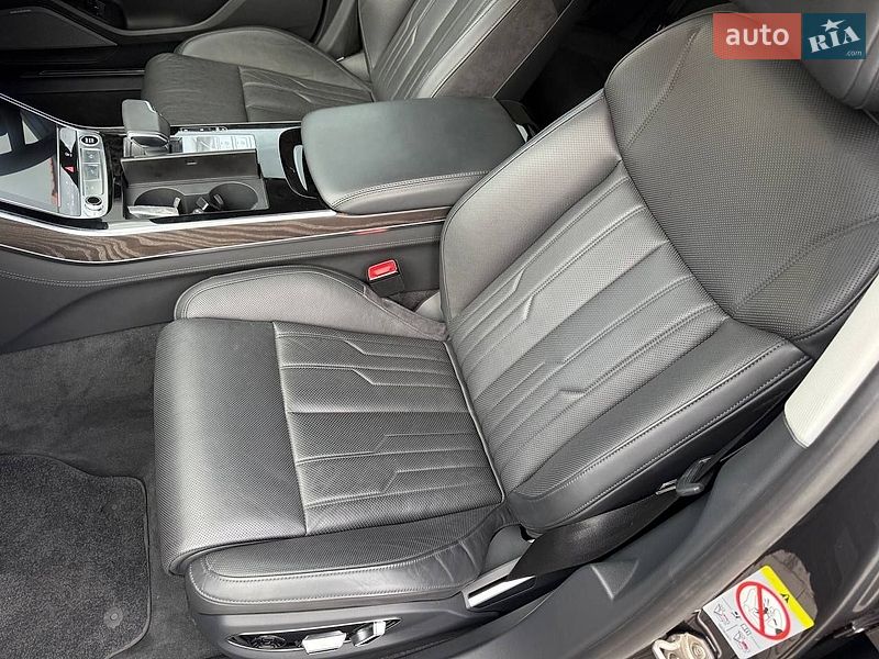 Седан Audi A8 2023 в Киеве