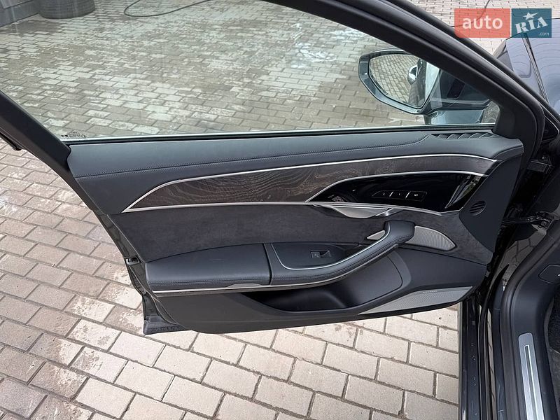 Седан Audi A8 2023 в Киеве