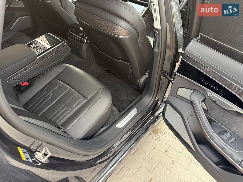Седан Audi A8 2023 в Киеве