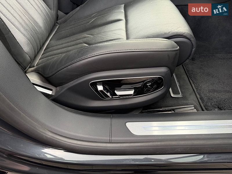 Седан Audi A8 2023 в Киеве