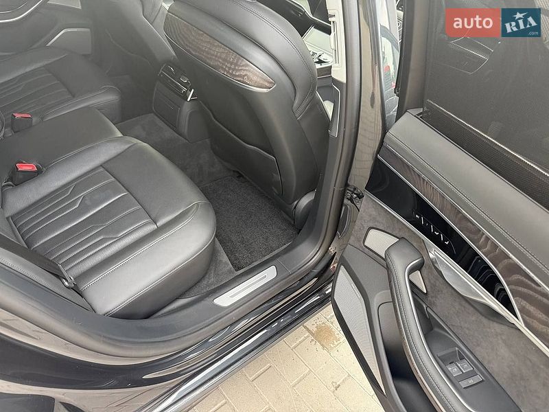 Седан Audi A8 2023 в Киеве