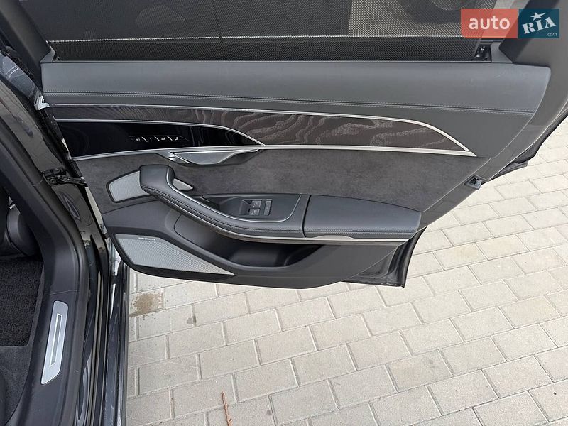Седан Audi A8 2023 в Києві