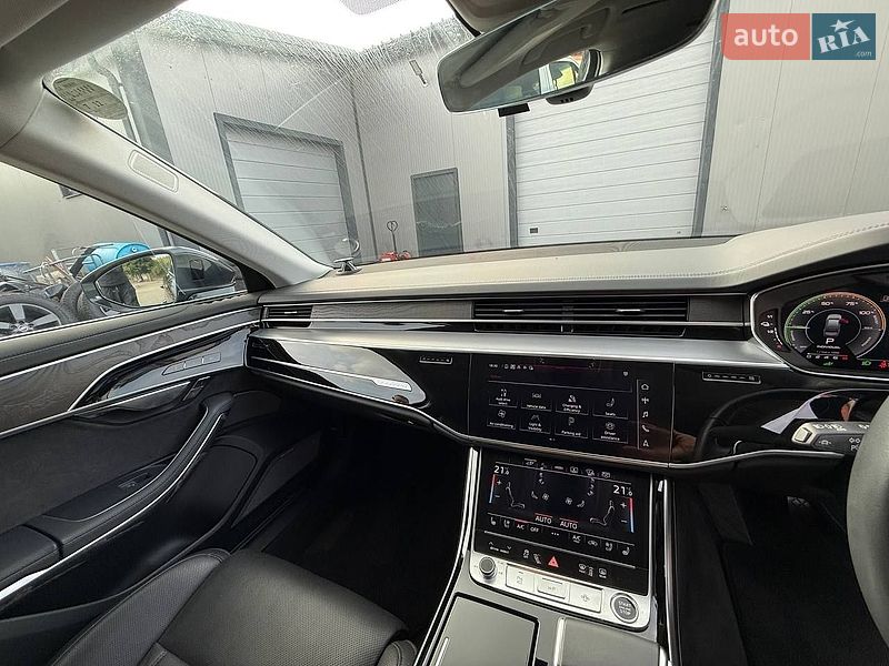 Седан Audi A8 2023 в Киеве