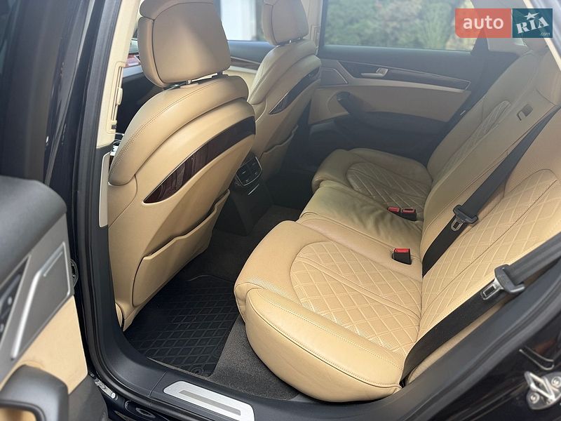 Седан Audi A8 2010 в Мукачево