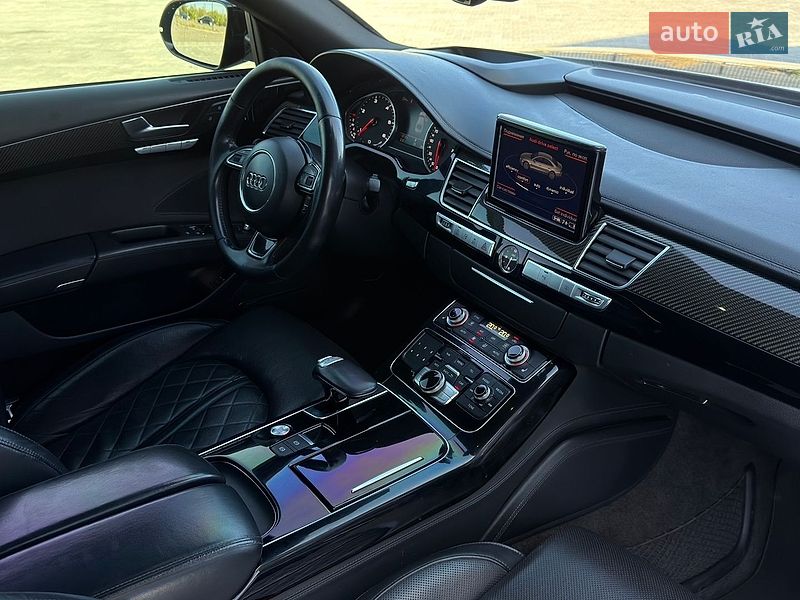 Седан Audi A8 2015 в Ужгороді