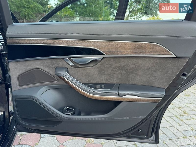 Седан Audi A8 2018 в Днепре