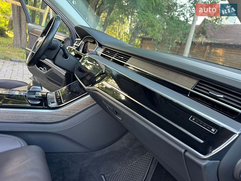 Седан Audi A8 2018 в Дніпрі