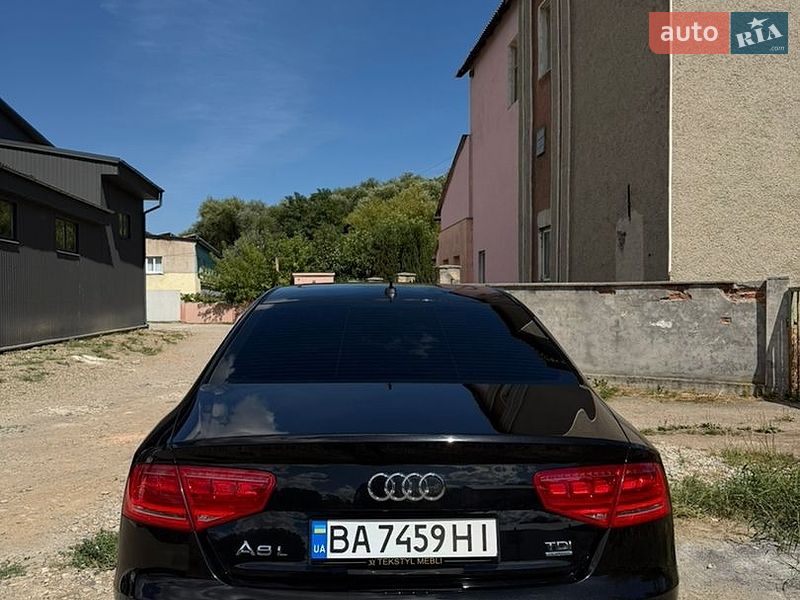 Седан Audi A8 2013 в Надворной