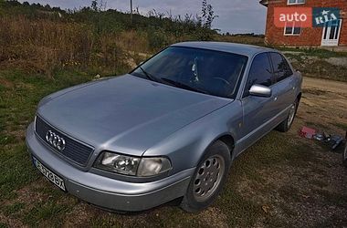 Седан Audi A8 1998 в Сторожинце