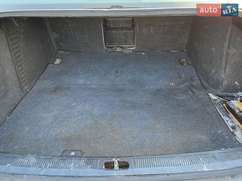Седан Audi A8 1998 в Краснограді