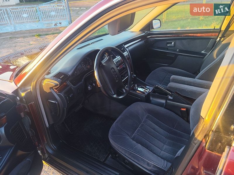 Седан Audi A8 1994 в Варві
