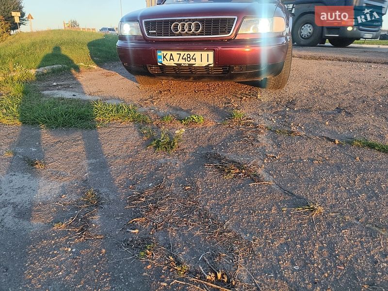 Седан Audi A8 1994 в Варві