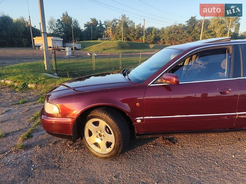 Седан Audi A8 1994 в Варві