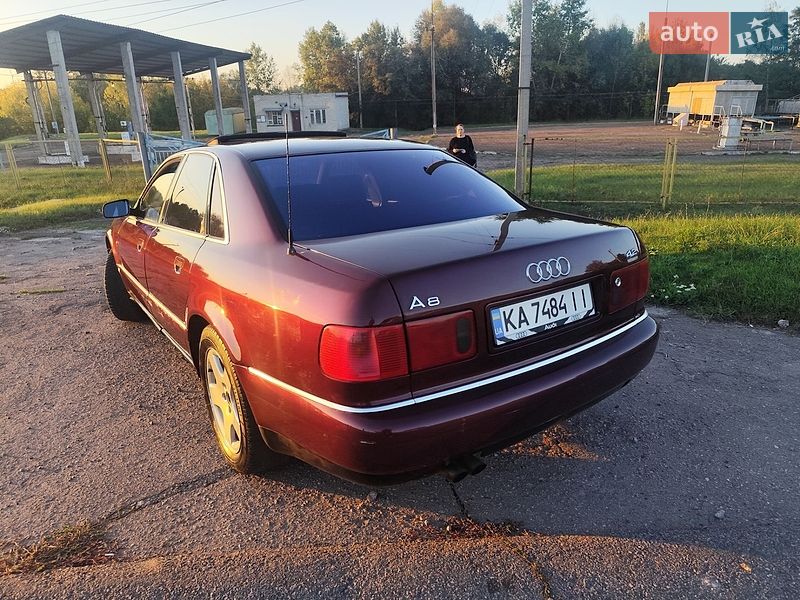 Седан Audi A8 1994 в Варві
