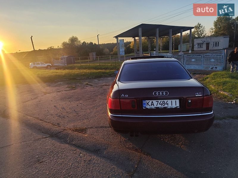 Седан Audi A8 1994 в Варві