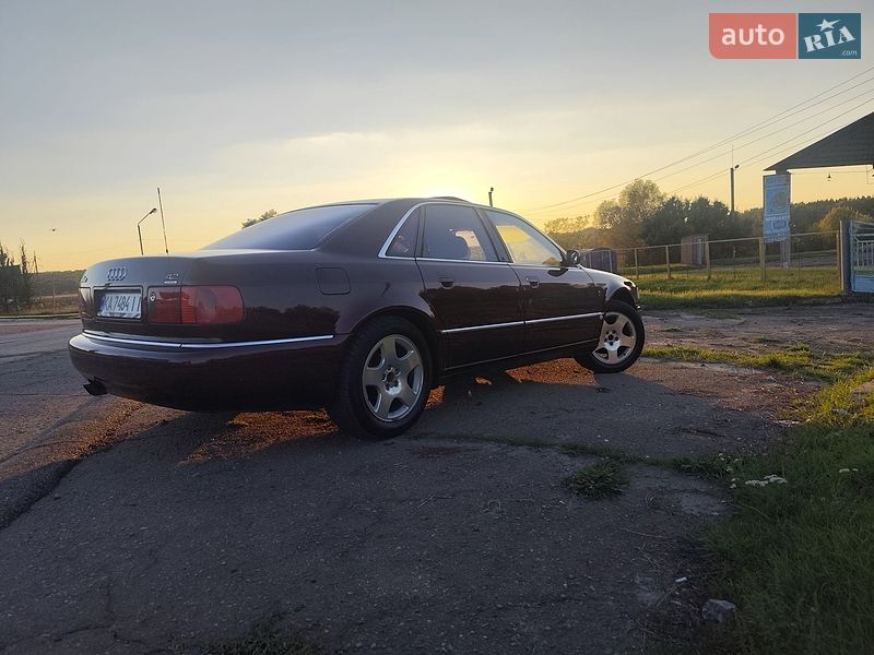 Седан Audi A8 1994 в Варві