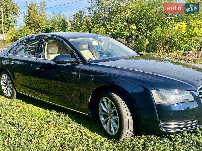 Седан Audi A8 2010 в Глобиному