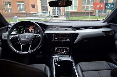 Позашляховик / Кросовер Audi e-tron S 2021 в 