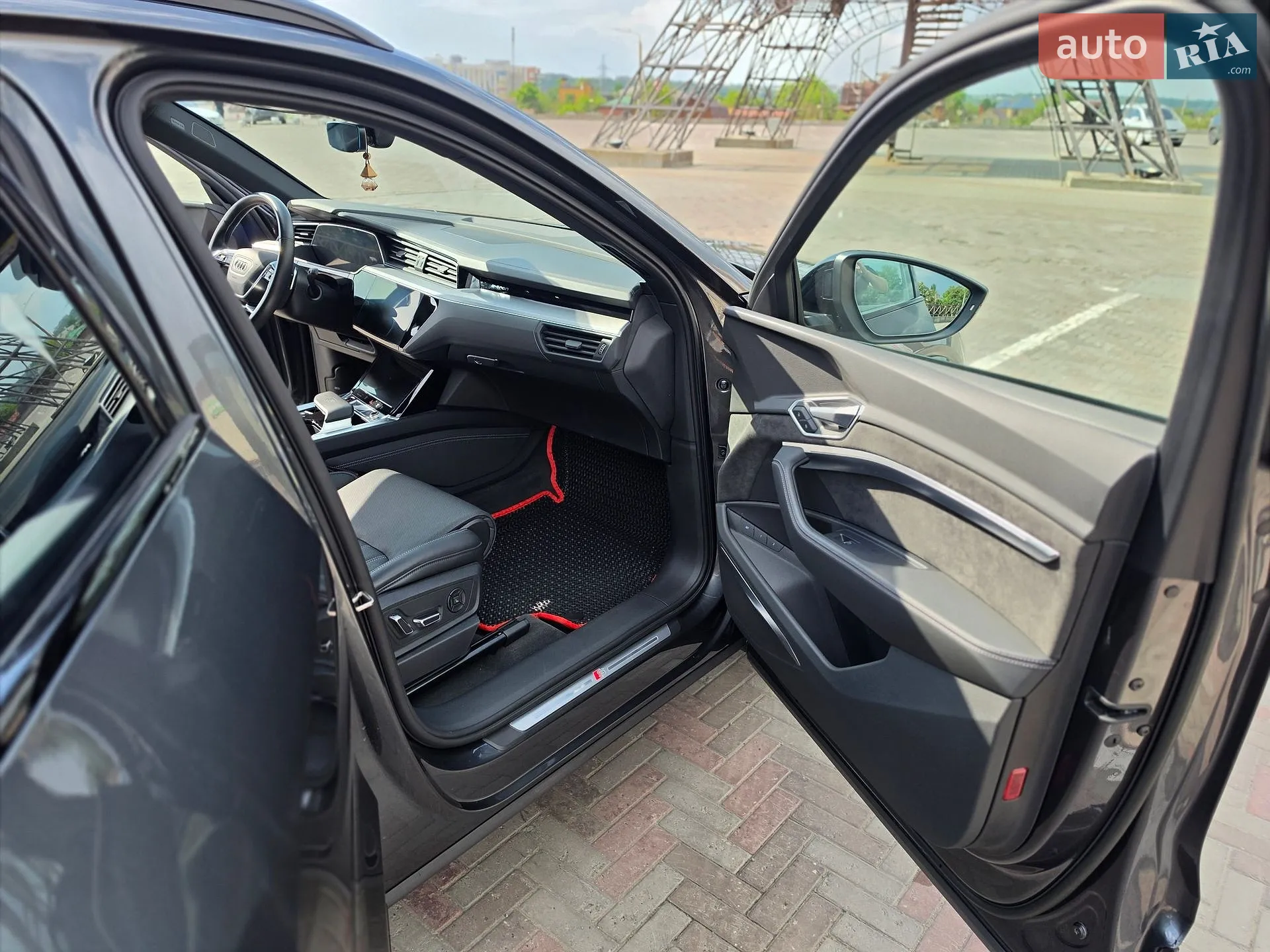 2020 Audi e-tron S - мініатюра 28