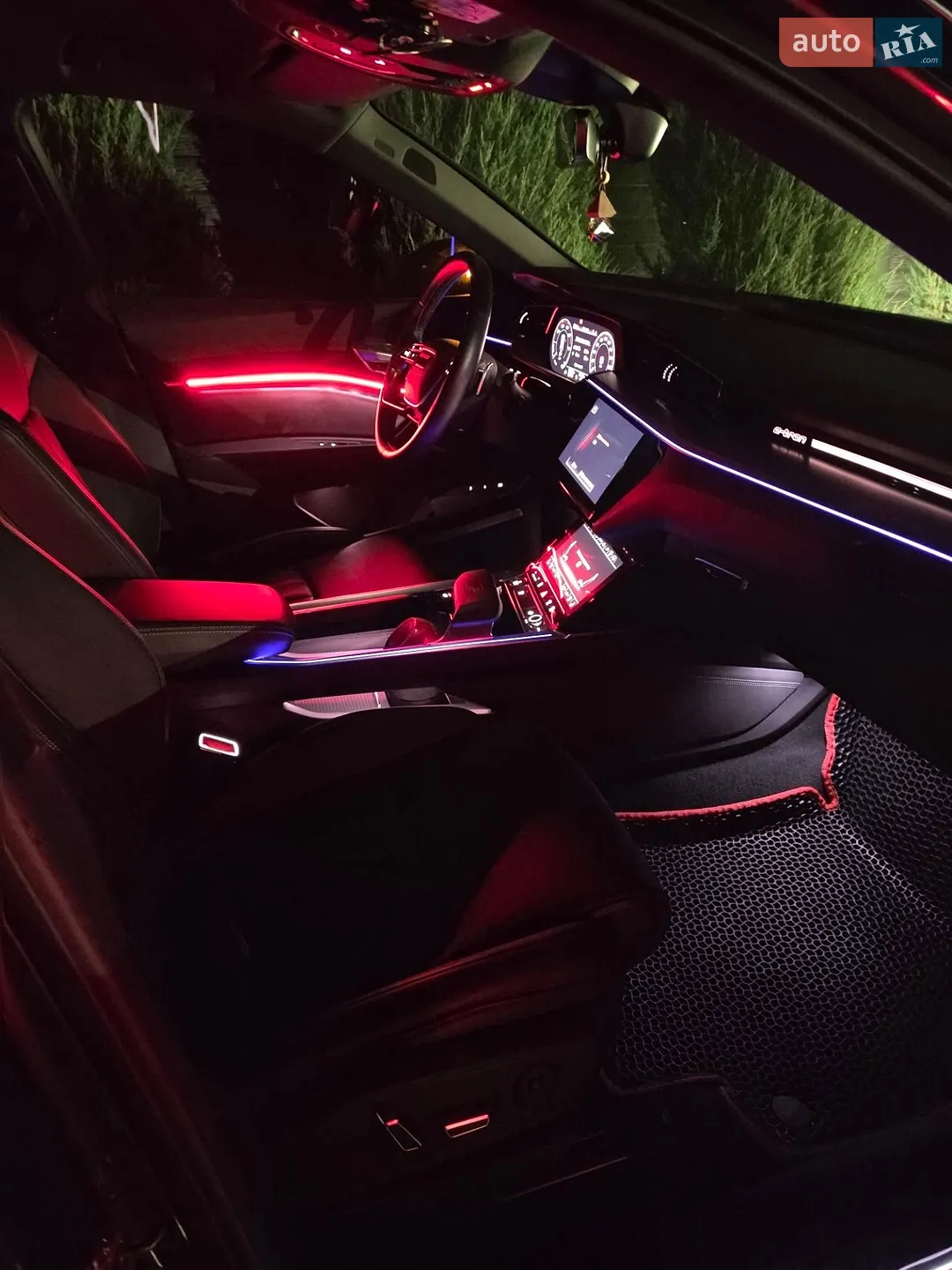 2020 Audi e-tron S - мініатюра 5