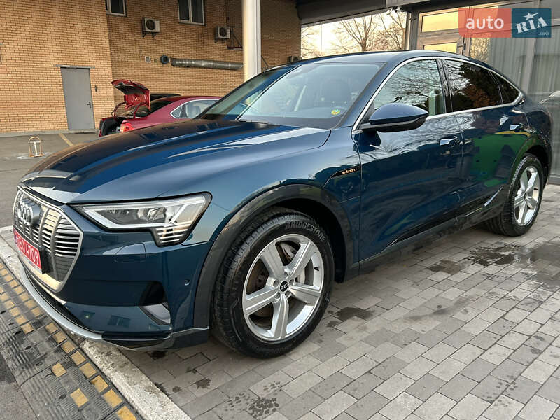 Позашляховик / Кросовер Audi e-tron Sportback 2021 в Києві