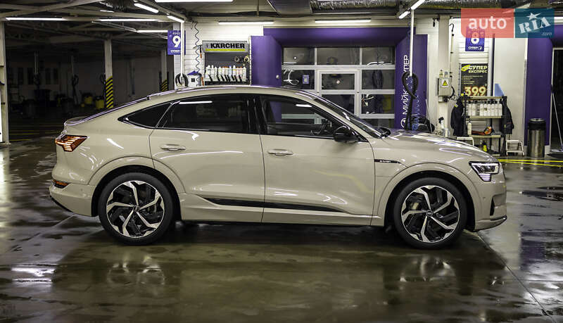 Позашляховик / Кросовер Audi e-tron Sportback 2021 в Чернівцях