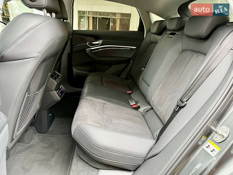 Позашляховик / Кросовер Audi e-tron Sportback 2022 в Дніпрі