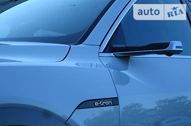 Позашляховик / Кросовер Audi e-tron 2019 в 