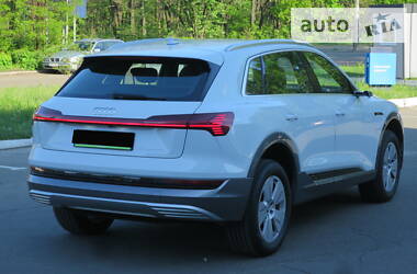 Позашляховик / Кросовер Audi e-tron 2019 в 