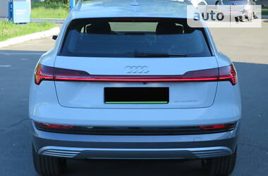 Позашляховик / Кросовер Audi e-tron 2019 в 