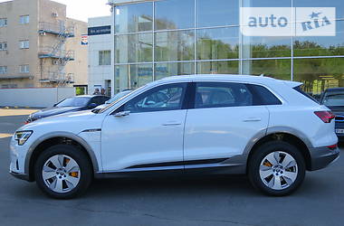 Позашляховик / Кросовер Audi e-tron 2019 в 