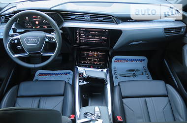 Позашляховик / Кросовер Audi e-tron 2019 в 