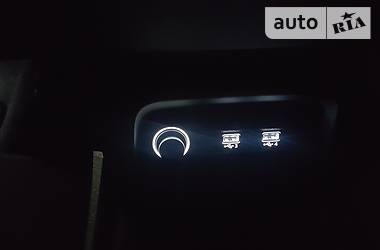 Позашляховик / Кросовер Audi e-tron 2019 в 