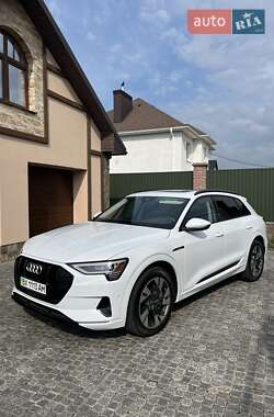Позашляховик / Кросовер Audi e-tron 2021 в 
