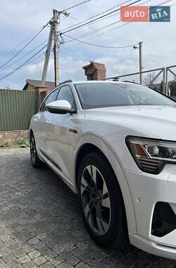 Позашляховик / Кросовер Audi e-tron 2021 в 