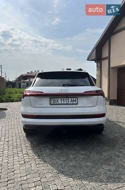 Позашляховик / Кросовер Audi e-tron 2021 в 