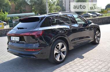 Позашляховик / Кросовер Audi e-tron 2019 в 