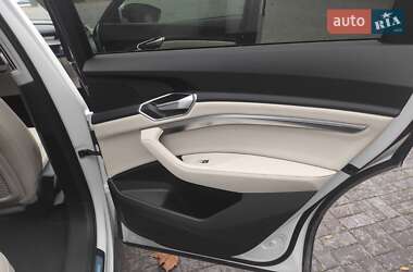 Внедорожник / Кроссовер Audi e-tron 2022 в 