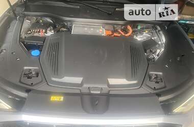 Внедорожник / Кроссовер Audi e-tron 2022 в 