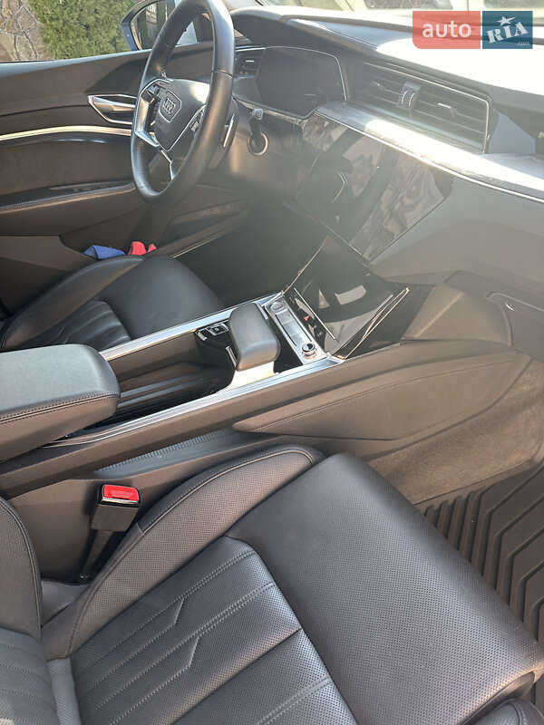 Позашляховик / Кросовер Audi e-tron 2018 в Хусті