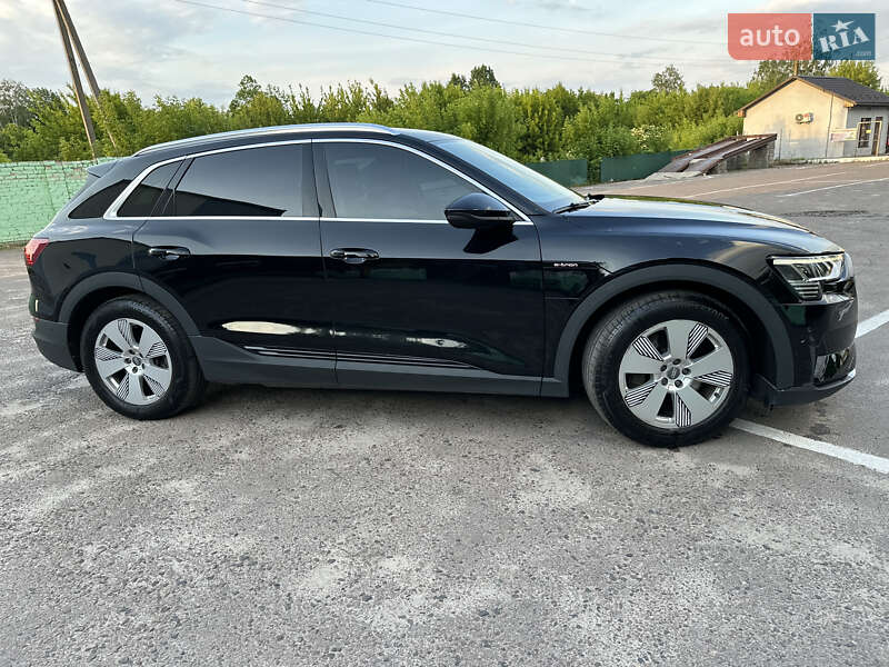 Позашляховик / Кросовер Audi e-tron 2019 в Дубні