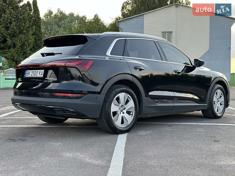 Позашляховик / Кросовер Audi e-tron 2019 в Дубні
