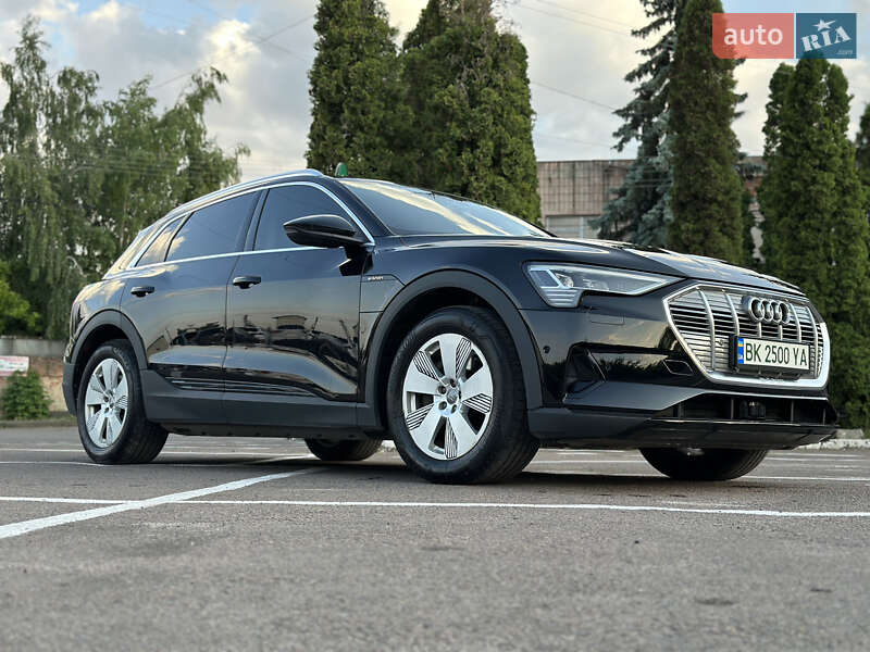 Позашляховик / Кросовер Audi e-tron 2019 в Дубні