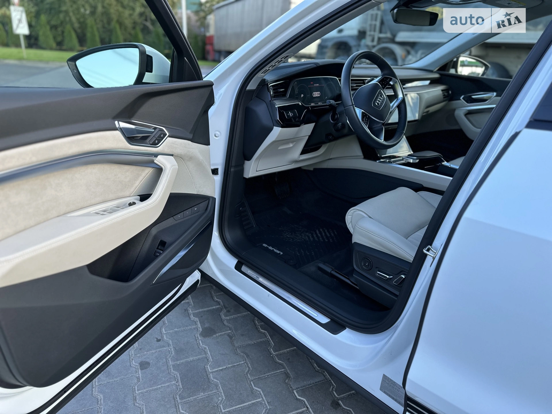 2020 Audi e-tron - мініатюра 32