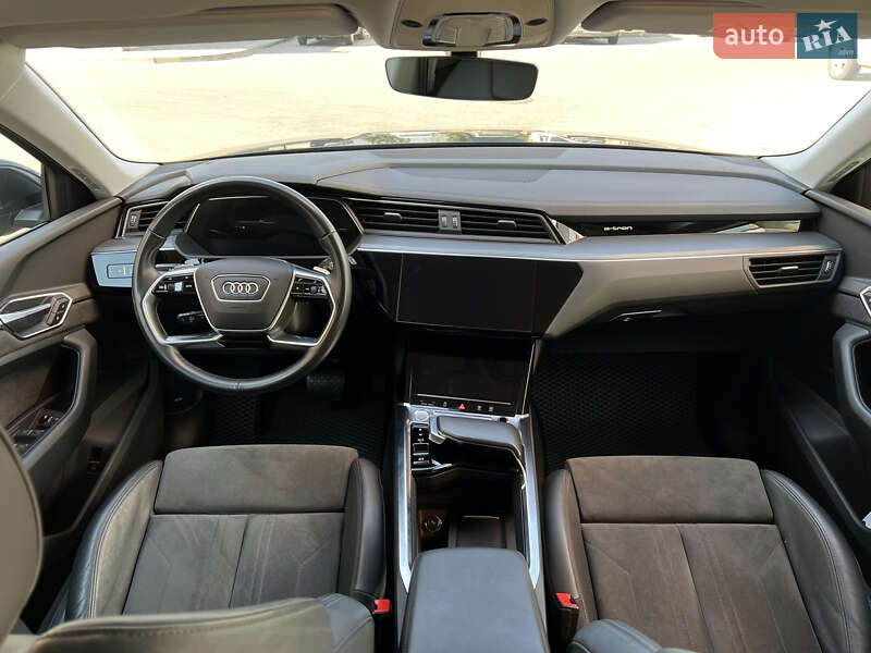 Позашляховик / Кросовер Audi e-tron 2020 в Вараші