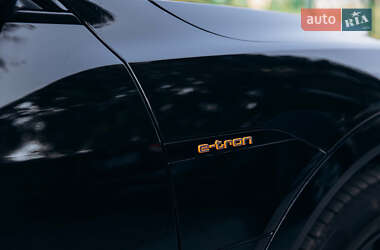 Позашляховик / Кросовер Audi e-tron 2019 в 