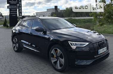 Позашляховик / Кросовер Audi e-tron 2022 в 