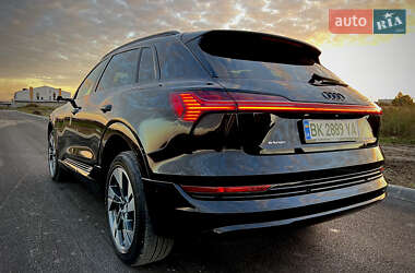 Внедорожник / Кроссовер Audi e-tron 2019 в 